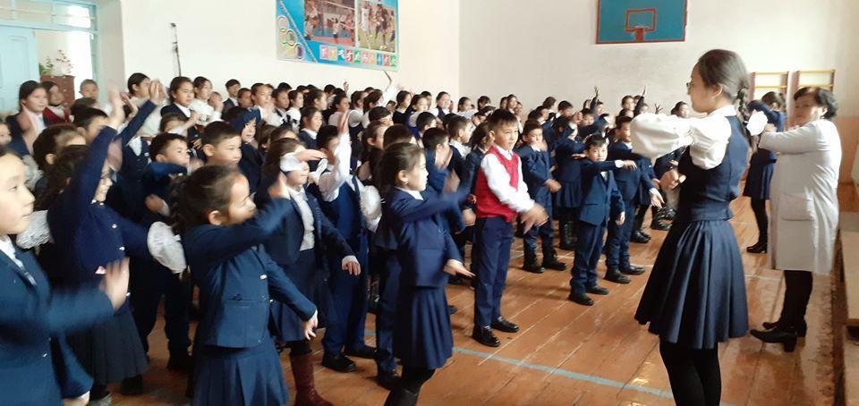  «Қауіпсіз мектеп автобусы» акциясының аясында 5-9 сыныптар арасында «Жолда абай бол» тақырыбында флешмоб өткізілді. 