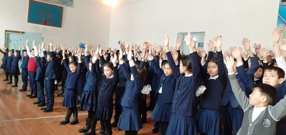  «Қауіпсіз мектеп автобусы» акциясының аясында 5-9 сыныптар арасында «Жолда абай бол» тақырыбында флешмоб өткізілді. 