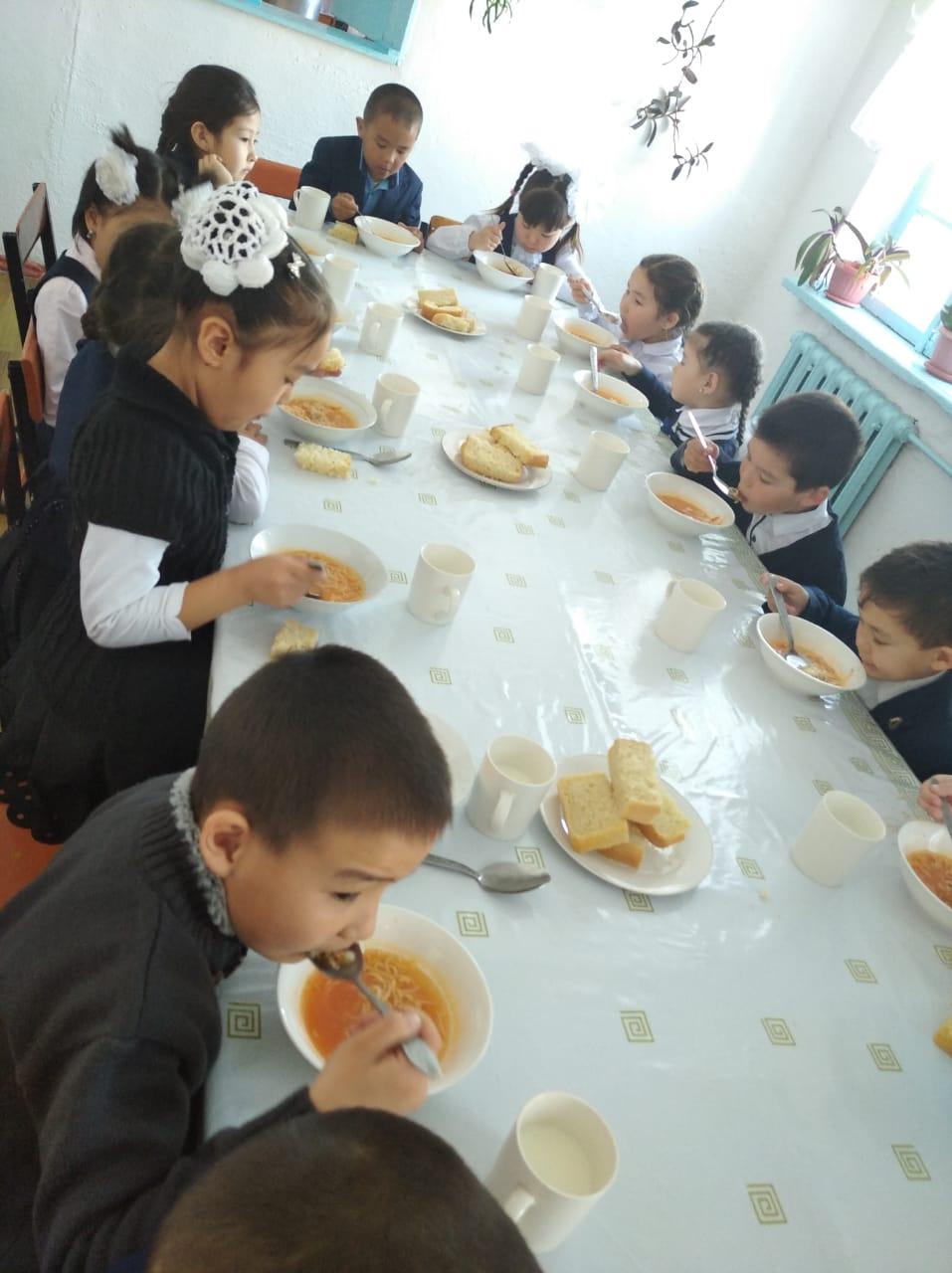 1-ші сынып оқушыларының тамақтану сәтінен көрініс.