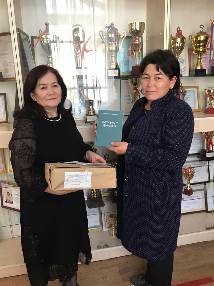 Мектебіміздің түлегі Қиялбекова Гулнәр Құлақметқызы "Әуезов дәрістері" Н. Рахманованың оқу құралын мектеп кітапханасына тарту етті. Мектебіміздің түлегі Қиялбекова Гулнәр Құлақметқызы "Әуезов дәрістері" Н. Рахманованың оқу құралын мектеп кітапханасына тарту етті.