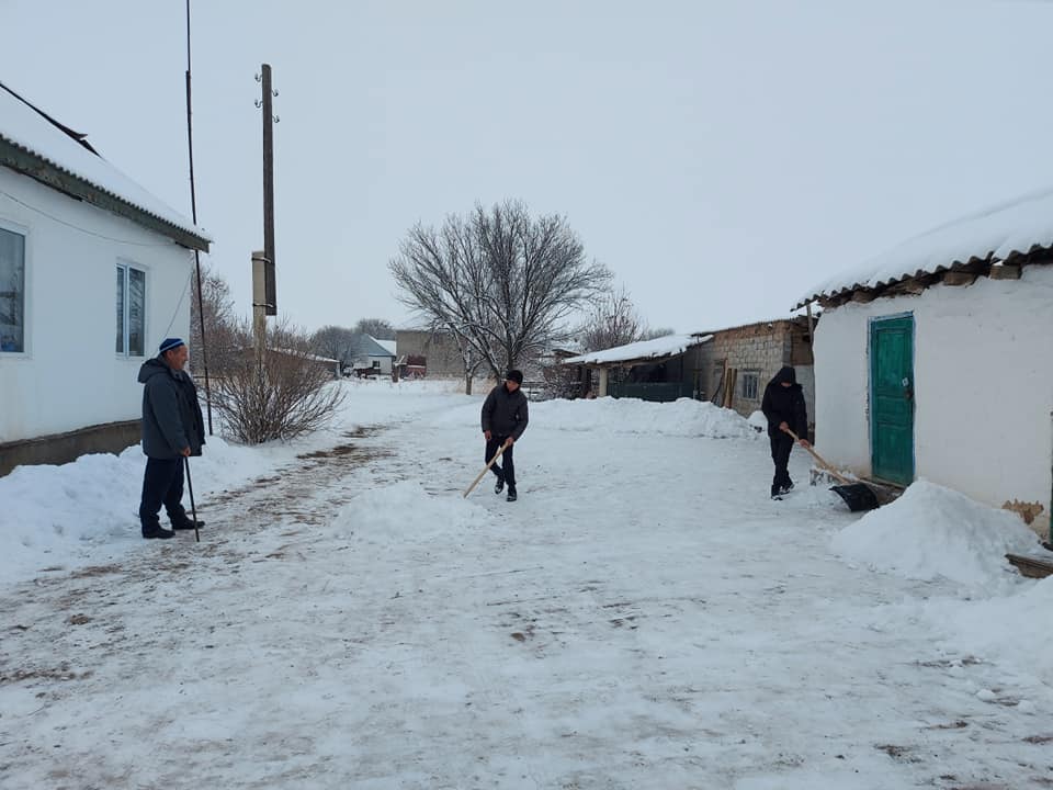 "Еріктілер тобы"  "Жас Ұлан" ұйымының мүшелері  тыл еңбек ардагері  Малдыбаева Шәмкул апаның үйіне көмекке барды.
