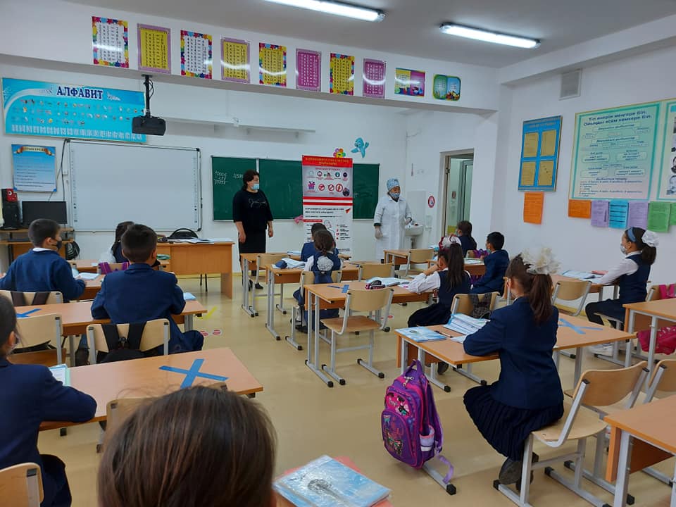 Бастауыш  сынып оқушылары мен COVID-19 коронавирус індетінің алдын алу мақсатында мектеп мейірбекесі А.Джанықұлова мен директордың  тәрбие ісі  орынбасары  А.С.Уатаева  дәріс, түсіндірме жұмыстарын жүргізді.