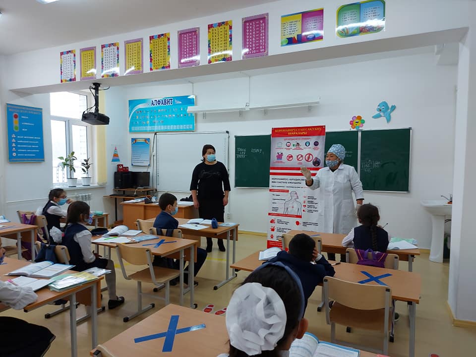 Бастауыш  сынып оқушылары мен COVID-19 коронавирус індетінің алдын алу мақсатында мектеп мейірбекесі А.Джанықұлова мен директордың  тәрбие ісі  орынбасары  А.С.Уатаева  дәріс, түсіндірме жұмыстарын жүргізді.