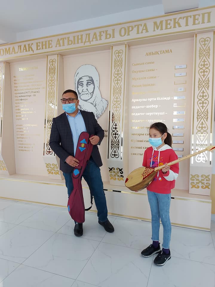 "Жомарт түлек" акциясы аясында мектебіміздің 2007 ж түлегі 4 сынып оқушылары Құрманқұл Дина мен Хазый Дильнурға сыйға домбыра тарту етті.