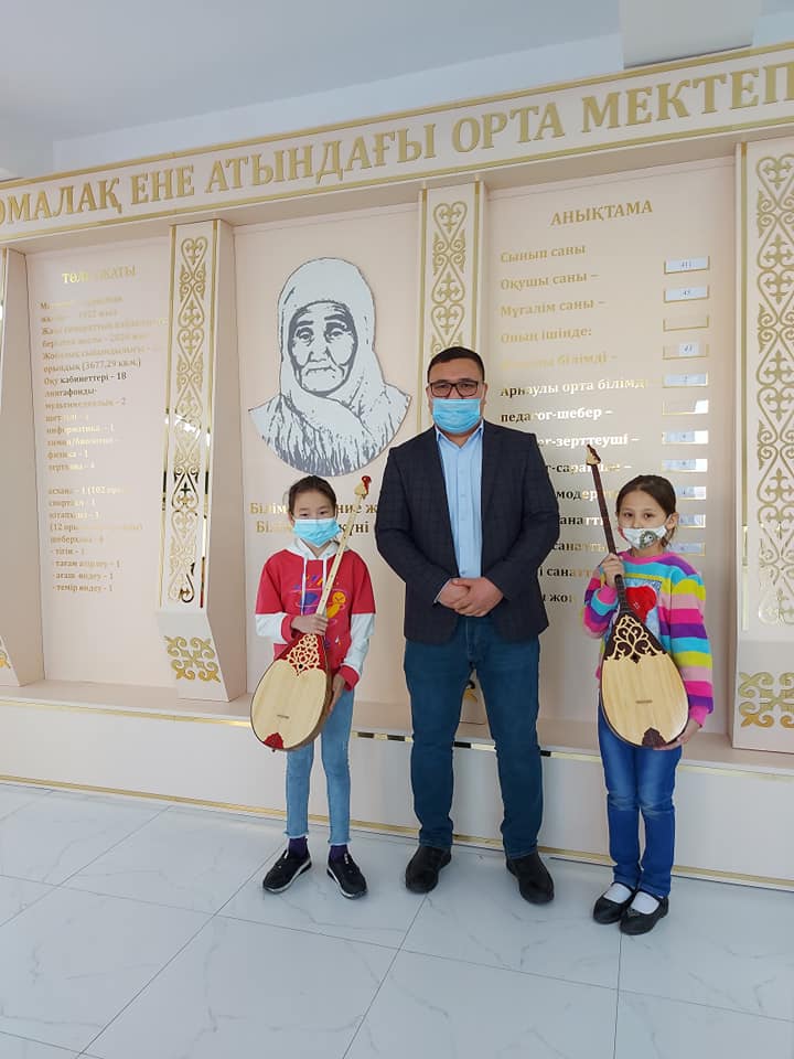 "Жомарт түлек" акциясы аясында мектебіміздің 2007 ж түлегі 4 сынып оқушылары Құрманқұл Дина мен Хазый Дильнурға сыйға домбыра тарту етті.