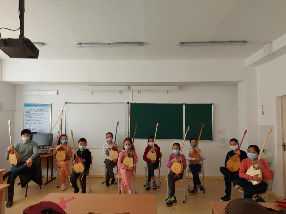 Домалақ ене атындағы орта мектебінде домбыра   үйірмесі жұмыс жасайды. 