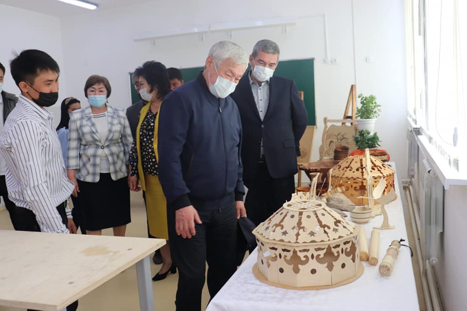 Облыс әкімі Бердібек Мәшбекұлы Сапарбаев Шу ауданына іс сапармен келіп, Бірлікүстем ауылында заманауи салынған жаңа мектептің тыныс тіршілігімен таны Облыс әкімі Бердібек Мәшбекұлы Сапарбаев Шу ауданына іс сапармен келіп, Бірлікүстем ауылында заманауи салынған жаңа мектептің тыныс тіршілігімен таны